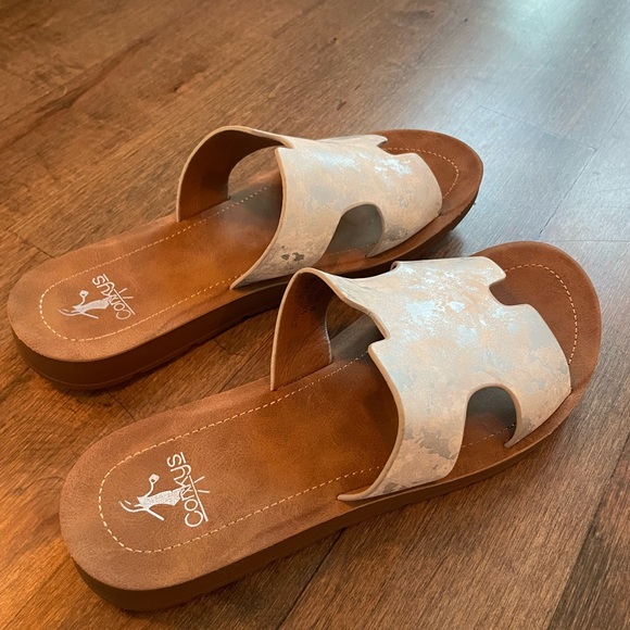 Corky’s Bogalusa Slide in Shimmer Silver White Size 8 - Picture 3 of 10